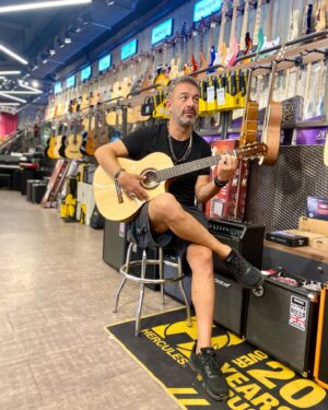 Murat Aygen Instagram - Müzik enstrümanı almayı seviyorum. Bugün de aileye bu arkadaş katıldı. #cordobagkstudio #guitar #gitar