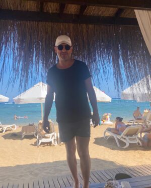 Murat Aygen Instagram - Ben şimdi; denizle kum, sıcakla sıcak, karpuzla kavun, americano ile iced latte, dinlenme ile yeniden yüklenme arası bir yerdeyim. Sen neredesin? 📸 @nihanasliaygen 
#sea #holiday #sand