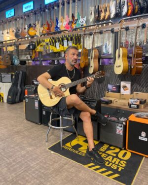 Murat Aygen Instagram - Müzik enstrümanı almayı seviyorum. Bugün de aileye bu arkadaş katıldı. #cordobagkstudio #guitar #gitar