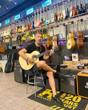 Murat Aygen Instagram - Müzik enstrümanı almayı seviyorum. Bugün de aileye bu arkadaş katıldı. #cordobagkstudio #guitar #gitar