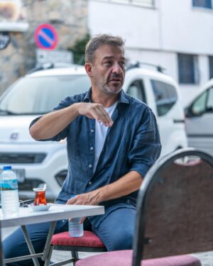 Murat Aygen Instagram - Bu da sana gelsin. Çay içmez diyorlarmış benim için. İçiyorum. 
.
.
.
📸 @selcuk_toksal 
#çay #tea #roadtrip #vibes #aygensrocks #friday