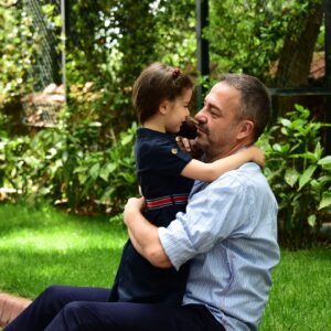 Murat Aygen Instagram - Cennet sadece annelerin ayaklarının altında değil çocukların da ayaklarının altındadır. Babalar günümüz kutlu olsun. Mutlu bayramlar🧿🎈🌸 #nillehayatbambaşka @nihanasliaygen #aygensrocks #aygenfamily #babalargününkutluolsun #happyfathersday
