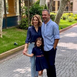 Murat Aygen Instagram - Cennet sadece annelerin ayaklarının altında değil çocukların da ayaklarının altındadır. Babalar günümüz kutlu olsun. Mutlu bayramlar🧿🎈🌸 #nillehayatbambaşka @nihanasliaygen #aygensrocks #aygenfamily #babalargününkutluolsun #happyfathersday