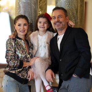 Murat Aygen Instagram - Cennet sadece annelerin ayaklarının altında değil çocukların da ayaklarının altındadır. Babalar günümüz kutlu olsun. Mutlu bayramlar🧿🎈🌸 #nillehayatbambaşka @nihanasliaygen #aygensrocks #aygenfamily #babalargününkutluolsun #happyfathersday