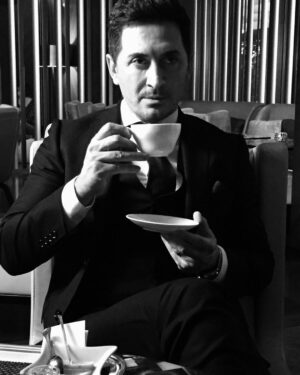Murat Han Instagram - Hayatinizda Birlikte En Cok Zaman Gecirdiginiz Bes Kisinin Ortalamasisiniz.. Ortalamanizi Yukseltin. Ne demis Mevlana " Kargayla takilan coplukte, bulbulle takilan gul bahcesinde bulur kendini" bu fotografi ceken @bariskilicofficial kardesime tesekkur..:)