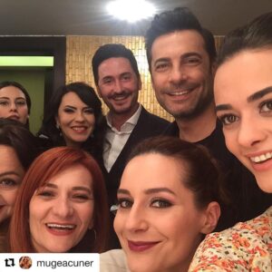 Murat Han Instagram - Guzel ekibimiz @yesimsalkimofficial @sedefavci_  @hndsrl @mugeacuner @bariskilicofficial @selenucer ve ben deniz @murathanofficial  bu aksam #evlatkokusu  ile @kanald de karsinizdayiz