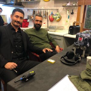 Murat Han Instagram - Iyi bir yemek icin iyi malzeme gerekir evet bu dogru ama bu malzemelerle sanat eseri yapan bir şef lazım. Yalnız Kurt’un şefi, harika yönetmeni @mcagataytosun la, işin mutfağından bir kare..#yalnızkurt @atvturkiye @yalnizkurtatv