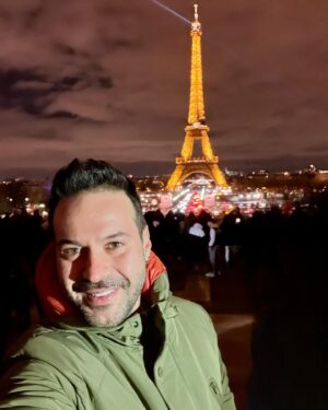 Murat Tavlı Instagram - Dünün pişmanlığına, yarının telaşına, geleceğin kaygısına heba edeceğim bir hayatım yok benim. Kendinden daha emin, ayakları yere daha sağlam basan ve ne olursa olsun yüzündeki tebessümü kimseden sakınmayan biri olmaya devam edeceğim. Ben tebessüm ettikçe hayat bana kahkahalar bahşedecek, inanıyorum. 

Bir yılı daha geride bırakırken yine gülen gözlerle sizleri selamlıyorum. 2023’te her ne olduysa, ne yaşadıysan yaşadın. Yeni bir sene, yeni hayaller ve amaçlar seni bekliyor. Bu mesajımı okuyorsan eğer iyi dileklerim seninle. Sevdiklerin, ailen ve yanında olmasını istediğin her kim varsa hep beraber harika bir yıl geçirmenizi dilerim. Sizleri seviyorum…❤️

Mutlu yıllarrrr 🎉🎈🎁🎄

#mutluyıllar #2023 #2024 #happynewyear #paris