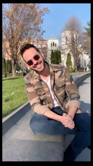 Murat Tavlı Instagram - Kare kare 2021… Acısıyla, tatlısıyla, anısıyla, hayal kırıklıklarıyla, mutlulukla ve en önemlisi de sağlıkla bir yılı daha geride bırakıyoruz. Bu yıl da diğer yıllar gibi yeni kazanımlara, tecrübelere gebe oldu. Gelecek yılın hepimize mutluluk, başarı, sağlık, aşk getirmesini temenni ediyorum. 
Peki yeni yıldan sen bekliyorsun. Hadi dileğini bırak🎄🎈🙏

#murattavli #reels #reelsinstagram #happynewyear #2021 #2022 #yeniyıl