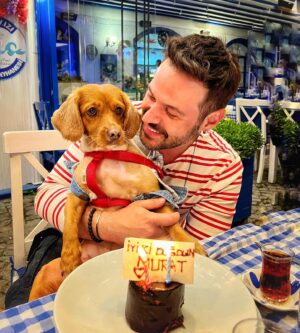 Murat Tavlı Instagram - Yaş 35 yolun yarısı demiş şair.
Neler gördü bu gözler bu durağa gelene kadar…
Bazen şarkılar koştu imdadıma, bazen türküler yarenimdi en karanlık gecelerde
Şiirlerle dertleştim ben, satırlarla tokuşturdum kadehleri
Bir bozkırın ortasında yaban otu gibiydi insanlık
Ne koparmaya kıyabildim ne de bu bozkırdan vazgeçtim
Yaş 35 demiş şair
Ben tattım o çeşmeden,
O dolunayın altından geçtim,
O rüzgara çarptım,
Neler olmuş bu ömürde şaştım kaldım
Büyüdüm ben. 
Bir adım daha attım sevdiklerimden uzağa
Gidenlere bir adım daha yaklaştım
Merhaba 35, sen bana çok yakıştın… 

M.TAVLI

#23haziran #murattavli #happybirthday #dogumgunu #istanbul #aniyakala