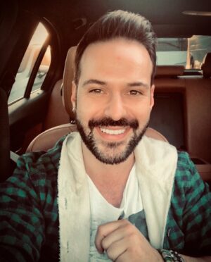 Murat Tavlı Instagram - #RASTLANTI bu zamana kadar yazdığım kitaplar arasında en çok yüreğimi titreten kitabım oldu. Herkesin kendisinden bir parça bulması, her okuyanın  altını bolca çizdiği bir kitap olması yüzümü tebessümlere boğuyor. Kitap ile ilgili aldığım mesajlar ve eleştiriler benim motivasyon kaynağım. Güzel düşünceleriniz ve verdiğiniz değer için çok teşekkür ederim. Sizler olduğunuz müddetçe ben yazmaya, ortak hayatları sayfalara taşımaya devam edeceğim.❤️📚🖌

#murattavli #istanbul #kitap #foto #photo #edebiyat #tavsiyekitap