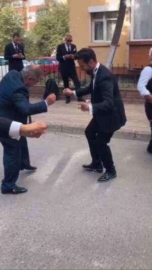 Murat Tavlı Instagram - Bu hayatta her zaman üzülmedik, mutlu olduğumuz günler de oldu…❤️🤭

#reels #instagram #reelsinstagram #keşfet #murattavli #love #happy #instagood