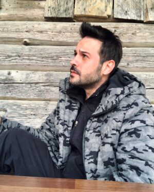 Murat Tavlı Instagram - Yolculuğum uzun sürmüş oldukça
Gece demir köprülerden geçmiştir tren.
Dağ başında beş on haneli köyler,
Telgraf direkleri yollar boyunca
Koşuşup durmuş bizle beraber…

Turgut Uyar

#murattavli #turgutuyar #şiir #istanbul #keşfet #instagram