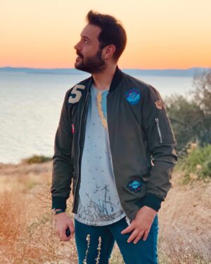 Murat Tavlı Instagram - Yerin seni çektiği kadar ağırsın 
Kanatların çırpındığı kadar hafif.. 
Kalbinin attığı kadar canlısın 
Gözlerinin uzağı gördüğü kadar genç... 
Sevdiklerin kadar iyisin 
Nefret ettiklerin kadar kötü.. 
Ne renk olursa olsun kaşın gözün 
Karşındakinin gördüğüdür rengin.. 
Yaşadıklarını kar sayma: 
Yaşadığın kadar yakınsın sonuna; 
Ne kadar yaşarsan yaşa, 
Sevdiğin kadardır ömrün.. 

Can Yücel…

#murattavli #sunset #şiir #canyücel #keşfet #instagram