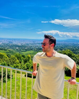 Murat Tavlı Instagram - Öncelikle kestane balının diyarı Zonguldak Gökçebey Pazarlıoğlu köyünden tüm dünyaya selamlar. Bu vesileyle kurban bayramınızı en içten dileklerimle kutlar, küçüklerimin gözlerinden, büyüklerimin ellerinden öperim. 🫶🫠

İyi bayramlarrr❤️🫶🎈

#murattavlı #wien #viyana