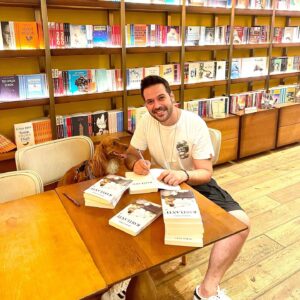 Murat Tavlı Instagram - Satırlarda buluşmanın keyfine imza günlerini ekleyince sohbetin tadı damakta kalıyordu. Uzun süredir bir araya gelemedik ama uzun zaman sonra sizler için son kitabım #Rastlantı’yı @hypatiaistanbul’da imzaladım. Ben imzaladım, Latte patisini bastı.🐾
İmzalı kitaplar bu harika mekanda sizleri bekliyor… 
Özleştik değil mi?🥲

#murattavli #istanbul #kitap #edebiyat #roman #kitapkurdu