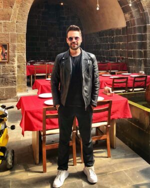 Murat Tavlı Instagram - İnsanı insana yakınlaştıran şey nedir? Evin dediğin yerden yüzlerce kilometre uzakta bir yerde, bir insanın yüzünde tebessüm olmana vesile ne olabilir? Düşünceler… Ardı arkası kesilmeyen cümleler kuruyorsa zihniniz, sistemde bir şeyin yanlış olduğuna inanıyorsa karakteriniz yazıyorsunuz. Ve yazdıklarınız karşılık bulduğunda, tek başına çıktığınız yolda her geçen gün kalabalıklaşıp büyük bir aile oluyorsunuz. Geriye dönüp baktığımda bana yazdıranların hiçbiri yok yanımda ama sizler hala benimlesiniz. Artık daha da iyi biliyorum ki herkes gider siz bakisiniz. İyi ki varsınız sayfalarımda ellerini gezdirenler, iyi varsınız her satırıma eşlik edenler. Sizleri çok seviyorum. Bitlis’ten sevgilerle… ❤️

#murattavli #bitlis #kitap #mutluluk #photography #photo #photooftheday