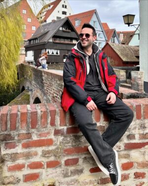 Murat Tavlı Instagram - Farklı yerler gezip görmeyi hayatın bir parçası olarak benimsiyorum. Her gittiğim yerde de yeni hikayelere, yeni hayallere şahit oluyorum. Sizin unutamadığınız ya da mutlaka gidip görmelisin dediğiniz yer neresi? Hadi rehber olalım birbirimize… 

Not: Ben değil arkadaki bina yamuk😀

#murattavlı #ulm #germany #deutschland #travelphotography #travel #photooftheday