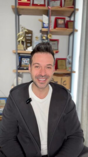Murat Tavlı Instagram - Dün için geç kaldık, yarın bizlerin elinde. Erteleme hiçbir şeyi, bir varmış bir yokmuş dünya. Değerini bilmeli insan, uyanmalı boşluk rüyasından. Milyonlarca insanın hayali senin gerçeğindir, farkına var. Keşkeler acıtır insanı, keşkeler yaralar… Seni seviyorum demekten korkmadan, sevdiklerinizle iyi bayramlar…

#murattavlı #bayram #ramazan #eidmubarak #reelsinstagram