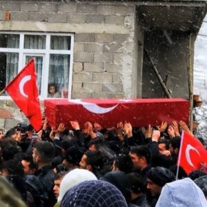 Murat Tavlı Instagram - Ağacın en çirkin halidir omuzlara yüklenen, bir çocuk son bakışını atar pencereden ve hasret başlar.
Yiğitler düşer toprağa, yürekler harlanır. Bugün daha yüksek bir sesle KAHROLSUN TERÖR! Başımız sağ olsun…

🇹🇷🇹🇷🇹🇷