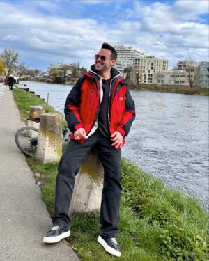 Murat Tavlı Instagram - Farklı yerler gezip görmeyi hayatın bir parçası olarak benimsiyorum. Her gittiğim yerde de yeni hikayelere, yeni hayallere şahit oluyorum. Sizin unutamadığınız ya da mutlaka gidip görmelisin dediğiniz yer neresi? Hadi rehber olalım birbirimize… 

Not: Ben değil arkadaki bina yamuk😀

#murattavlı #ulm #germany #deutschland #travelphotography #travel #photooftheday