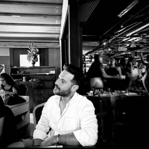 Murat Tavlı Instagram - Akarken hayat bir şekilde, ben hala kaldığım yerdeyim… 💫

#murattavli #photooftheday #photo #aniyakala #istanbul #keşfet