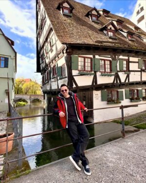 Murat Tavlı Instagram - Farklı yerler gezip görmeyi hayatın bir parçası olarak benimsiyorum. Her gittiğim yerde de yeni hikayelere, yeni hayallere şahit oluyorum. Sizin unutamadığınız ya da mutlaka gidip görmelisin dediğiniz yer neresi? Hadi rehber olalım birbirimize… 

Not: Ben değil arkadaki bina yamuk😀

#murattavlı #ulm #germany #deutschland #travelphotography #travel #photooftheday