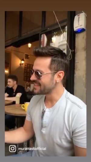 Murat Tavlı Instagram - Bugün bir yaşı daha geride bırakıyorum. Anladım ki geride bıraktığım sadece günler değil, arkadaşlıklar, dostluklar, yol arkadaşlıklarıymış. Kendimi öyle şanslı, öyle mutlu hissettirdiniz ki, yaşama amacıma layık olduğumu bir kez daha anlamama sebep oldunuz. Sizler de iyi ki varsınız, hep beraber nice senelerimiz olsun. Sizleri çok seviyorum...❤️🎂🎈🙏

#murattavli #istanbul #reels #happybirthday #doğumgünü #instagram