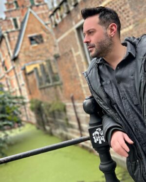 Murat Tavlı Instagram - Ona bilmediği bir şey söyleyin😛

📷: @yucelsebat 

#murattavlı #mechelen #belgium #belçika