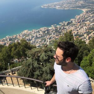 Murat Tavlı Instagram - Ben anlamımı yitirdim, anlamlandırmayı da... Gözünün çarptığı her ayrıntı yakana yapışmış birer iblisken hayatta, bu kabus sarmalından uyanmak için debelenirken bulursun kendini. Ay, güneş, yıldızlar ve daha nicesi… Parlamaz bazen! Oldurmak için çabalasan da nefesin tadına varmak için beyhudedir geçen zaman.  Anlatmaktan yorgun düşmüşsündür, yazmak istersin ama satırlar bile bezmiştir. Bakıp kalalım mı sadece? Belki bir anlayan çıkar ne dersin? Pes etmek değil ama vazgeçmeye yakın bir yerde soluk soluğa işliyor takvim. Azılı bir karanlığın esareti baki, oysa daha dün gün gibiydi aydınlık yüzlerin hüviyeti. Neyse, biraz daha bekleyelim mi?

M.TAVLI

#murattavli #photography #photo #instagram #photooftheday