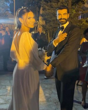 Murat Ünalmış Instagram - Bu mutlu günümüzde yanımızda olan, güzel dileklerini ileten tüm aile fertlerimize, dostlarımıza, arkadaşlarımıza, takipçilerimize yürekten teşekkür ediyoruz. 🙏🏻😊❤️