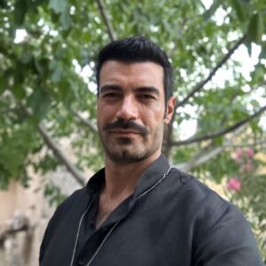 Murat Ünalmış Instagram - Hava mis. Güzel bir ceviz ağacının altından herkese iyi bayramlar…🌼