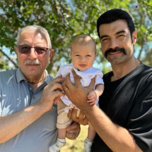 Murat Ünalmış Instagram - İlk babalar günümde babam, oğlum ve ben. ☺️❤️
Bugünü yaşatan Allah’a şükürler olsun. Harika bir duygu. 
Herkese sevdikleriyle birlikte sağlıklı ve mutlu bayramlar dilerim…🙏🏻