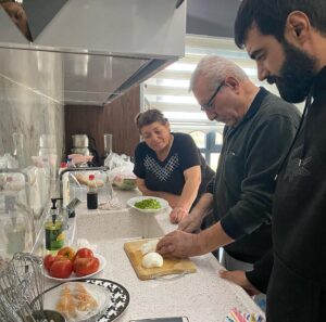 Murat Ünalmış Instagram - Babamın salatası, annemin yemeği.. Dünyanın en güzel yeri..❤️
