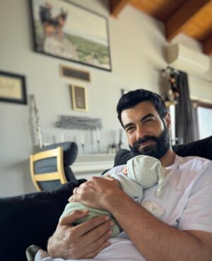 Murat Ünalmış Instagram - Bayram şekerimiz geldi. Bu bayram çifte bayram yaşadık çok şükür. Rabbim herkesin evladını korusun, bağışlasın ve sağlık versin. Nice güzel bayramlarımız olsun. Herkese iyi bayramlar dilerim..🙏🏻🥰❤️❤️❤️🍬
#selimbaranünalmış
