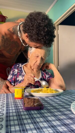 Murilo Dias Instagram - Bom dia com mt amor. Nosso café da manhã, pra rainha cuscuz com ovo não pode faltar, é todo dia e de quebra o iogurte que ela adora e muita fofoca. Eu poderia te ter para todo o sempre. Enquanto estiver aqui, nós vamos aproveitar. Eu amo vc menina 🥹❤️ GRATIDÃO #vó #rainha