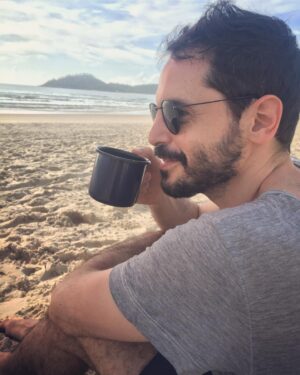 Murilo Meola Instagram - Até pensei em sair pra correr, mas o café ficou pronto muito rápido 🤷🏻‍♂️ #floripa #florianopolis #cafedamanha #praia