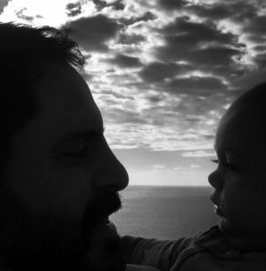Murilo Meola Instagram - 👀❤️👀 é o meu oceano em mim que encontra o oceano dele se fazendo #amor #olhosnosolhos #oceano #mar #paiefilho #pai&filho