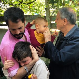 Murilo Meola Instagram - Feliz por ser pai e filho do meu pai ❤️ 03 gerações de amor apertado, enroscado, falado e compartilhado! Uma bagunça de amor ❤️🍀