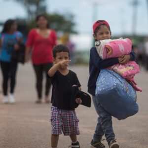 Murilo Meola Instagram - 40% DOS REFUGIADOS DO MUNDO SÃO CRIANÇAS

Dentre as 79,5 milhões de pessoas forçadas a deixar seus países de origem, cerca de 32 milhões são crianças. Meninas e meninos que deveriam ter resguardados os seus direitos a alimentação, descanso, saúde, educação, lazer, proteção...

São crianças! 💔

No Brasil, apenas em 2019, o Conare (Comitê Nacional para Refugiados) recebeu solicitação de refúgio de mais de 1,1 mil crianças. 81% delas eram venezuelanas.

O @refugio343_ atua diariamente pelo acolhimento e reinserção de famílias de refugiados no Brasil. Nosso trabalho garante que cada vez mais crianças que se encontram nessa situação possam ter garantidos seus direitos.

Você pode atuar junto com a gente para oferecer um futuro melhor a esses meninos e meninas! Acesse refugio343.org e se torne sócio da nossa organização.

#Refugio343
#Refugiados
#Agenda2030
#WelcomeRefugees
#Refugees
#RefugeeStories
#ODS
#RefugiadosVenezolanos
#HumanRights
#WithRefugees
#ComOsRefugiados