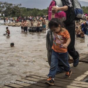 Murilo Meola Instagram - 40% DOS REFUGIADOS DO MUNDO SÃO CRIANÇAS

Dentre as 79,5 milhões de pessoas forçadas a deixar seus países de origem, cerca de 32 milhões são crianças. Meninas e meninos que deveriam ter resguardados os seus direitos a alimentação, descanso, saúde, educação, lazer, proteção...

São crianças! 💔

No Brasil, apenas em 2019, o Conare (Comitê Nacional para Refugiados) recebeu solicitação de refúgio de mais de 1,1 mil crianças. 81% delas eram venezuelanas.

O @refugio343_ atua diariamente pelo acolhimento e reinserção de famílias de refugiados no Brasil. Nosso trabalho garante que cada vez mais crianças que se encontram nessa situação possam ter garantidos seus direitos.

Você pode atuar junto com a gente para oferecer um futuro melhor a esses meninos e meninas! Acesse refugio343.org e se torne sócio da nossa organização.

#Refugio343
#Refugiados
#Agenda2030
#WelcomeRefugees
#Refugees
#RefugeeStories
#ODS
#RefugiadosVenezolanos
#HumanRights
#WithRefugees
#ComOsRefugiados