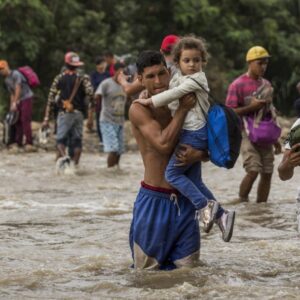 Murilo Meola Instagram - 40% DOS REFUGIADOS DO MUNDO SÃO CRIANÇAS

Dentre as 79,5 milhões de pessoas forçadas a deixar seus países de origem, cerca de 32 milhões são crianças. Meninas e meninos que deveriam ter resguardados os seus direitos a alimentação, descanso, saúde, educação, lazer, proteção...

São crianças! 💔

No Brasil, apenas em 2019, o Conare (Comitê Nacional para Refugiados) recebeu solicitação de refúgio de mais de 1,1 mil crianças. 81% delas eram venezuelanas.

O @refugio343_ atua diariamente pelo acolhimento e reinserção de famílias de refugiados no Brasil. Nosso trabalho garante que cada vez mais crianças que se encontram nessa situação possam ter garantidos seus direitos.

Você pode atuar junto com a gente para oferecer um futuro melhor a esses meninos e meninas! Acesse refugio343.org e se torne sócio da nossa organização.

#Refugio343
#Refugiados
#Agenda2030
#WelcomeRefugees
#Refugees
#RefugeeStories
#ODS
#RefugiadosVenezolanos
#HumanRights
#WithRefugees
#ComOsRefugiados