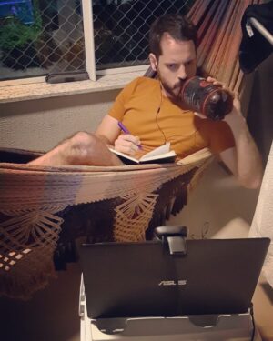 Murilo Meola Instagram - Expediente na sexta de carnaval:
Rede ✔️
Computador no cooler ✔️
1,5l de IPA ✔️
PS rede Wi-Fi ambos funcionando🤣🤣
#carnaval #rede #ipa #partiucarnaemcasa