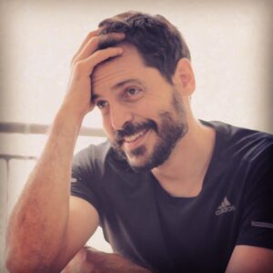 Murilo Meola Instagram - Obrigado pessoal ❤️👏🏼Aquele momento em que vc percebe que esqueceu do seu próprio aniversário... ao menos por aqui nas redes 🤣🤣 Foi por conta de Baco ou da vida que um dia vai entrando no outro e seguimos vivendo!! Gratidão imensa pela energia emanada por tanta gente querida! Obrigado ❤️ #tbt de um cara avoado, feliz e repleto de amor. Só quero que nosso mundão se torne a casa de todos e seguimos pensando  na coletividade que o momento exige 🙏🏼❤️😷 ♐️ #sagitariano #felizaniversario #fazunspardedia #obrigado #gratidao 🤣🤦🏻‍♂️