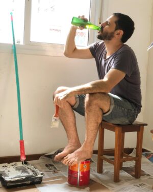 Murilo Meola Instagram - Não é propaganda, poderia ser... hoje emplacamos a campanha: cada demão 🎨 uma 🍺 Resultado... pintei 3x a parede 😉🕺🏻serviços gerais é só chamar... breja inclusa #papelaosalva #jornaltb #pintoremcasa #martin