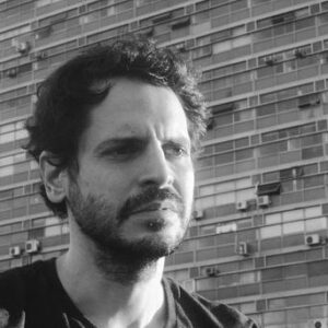 Murilo Meola Instagram - Hoje é o dia do voluntariado! ✊🏼💪🏼Todo o meu respeito e gratidão a tantas pessoas que se engajam pelo bem comum! 🎬Aí estão alguns frames do filme-homenagem aos voluntários que dirigi e logo poderá ser visto em detalhes 🎬 Fizemos um filme poético sobre o vazio e o passo de ocupação.
Fotografia do @dop.guilhermecardoso  e assist. fotografia e montagem da @barblacerda ❤️🍀 Gratidão por todo o empenho de vcs! 🙏🏼😘#diadovoluntariado #diadovoluntario #voluntario #voluntarios #voluntariado #voluntariados #audiovisual #calltoaction