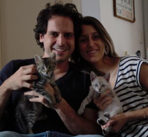 Murilo Meola Instagram - #tbt com as tradicionais fotos anuais da trupe daqui de casa!Amor existe❤️mas com o tempo a condição de estrelas da casa pesou 🐈‍⬛🐈e eles ficaram mais reservados, regulando exposição da vida privada... e aí o paparazzi sofre 🤣🤣 foto 01 em 2020 com 05 anos e foto 02 2016 com 50 dias. #tbt #fotodafamilia #fellini #neruda