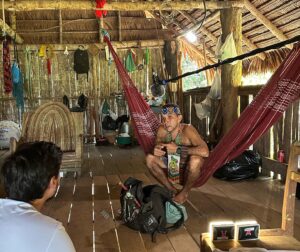 Murilo Meola Instagram - No dia da Amazônia (05/09) gravando e ouvindo  @kamila_camilo sobre sonhos coletivos e sensibilidades para fechar nosso projeto em parceria com a @creatorsacademybrasil por uma busca por justiça climática e conexões 🎬 A @tear.filmes foi ao extremo oeste do Brasil, dirigida pelo meu sócio e parceiraço @flavioermirio com um time querido 🙌🏼 escutar a história de resiliência e de reconquistas do @puyanawaoficial e gravar a imersão Amazônica feita pela Creators com muita gente bacana! Acompanhem no perfil da @creatorsacademybrasil  #creatorsacademy #puyanawa #ods #criseclimatica #esg #tearfilmes