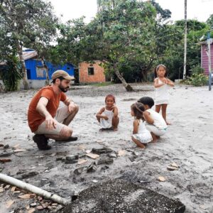 Murilo Meola Instagram - Outro dia estava mergulhado na Amazônia e conversando com essa turminha linda!! 🎬❤️ Todo dia é dia #documentario #serie #filme #tododiaedia
Que foto linda da @claracervantes.wav