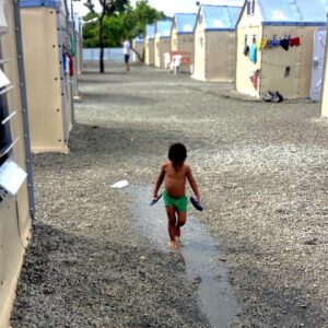 Murilo Meola Instagram - 40% DOS REFUGIADOS DO MUNDO SÃO CRIANÇAS

Dentre as 79,5 milhões de pessoas forçadas a deixar seus países de origem, cerca de 32 milhões são crianças. Meninas e meninos que deveriam ter resguardados os seus direitos a alimentação, descanso, saúde, educação, lazer, proteção...

São crianças! 💔

No Brasil, apenas em 2019, o Conare (Comitê Nacional para Refugiados) recebeu solicitação de refúgio de mais de 1,1 mil crianças. 81% delas eram venezuelanas.

O @refugio343_ atua diariamente pelo acolhimento e reinserção de famílias de refugiados no Brasil. Nosso trabalho garante que cada vez mais crianças que se encontram nessa situação possam ter garantidos seus direitos.

Você pode atuar junto com a gente para oferecer um futuro melhor a esses meninos e meninas! Acesse refugio343.org e se torne sócio da nossa organização.

#Refugio343
#Refugiados
#Agenda2030
#WelcomeRefugees
#Refugees
#RefugeeStories
#ODS
#RefugiadosVenezolanos
#HumanRights
#WithRefugees
#ComOsRefugiados